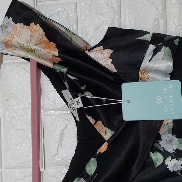 We are Kindred NEW Clover off the Shoulder Dress Black Floral Camellia Size 4